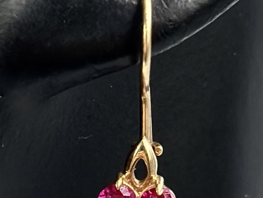 На фото Золотые серьги  №серьги из красного золота с фианитом вес 1.08 г:     .