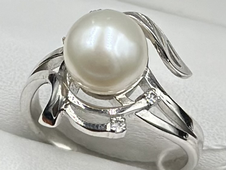На фото Золотые кольца в Казахстане №кольцо из белого золота с фианитом и жемчугом 17.5 вес 4.77 г:     .