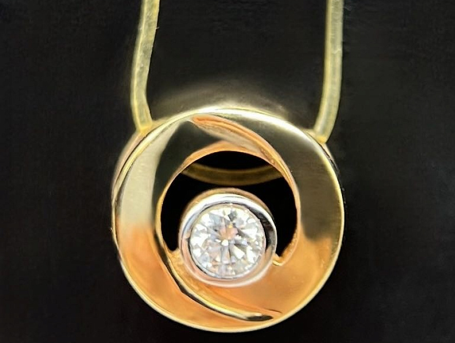 На фото Золотые подвески в Казахстане №подвеска из красного золота с бриллиантом вес 1.15 г:     .