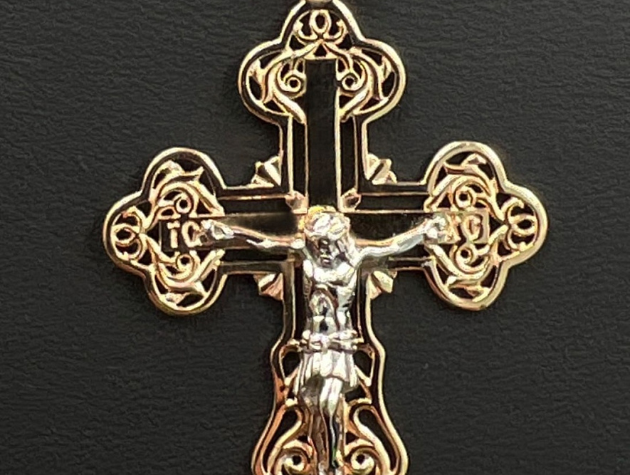 На фото Золотые кресты в Казахстане №крестик из белого золота без вставки вес 4.4 г:     .