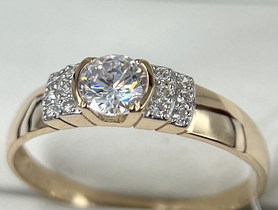 На фото Золотые кольца в Казахстане №кольцо из красного золота с фианитом 19.5 вес 1.91 г:     .