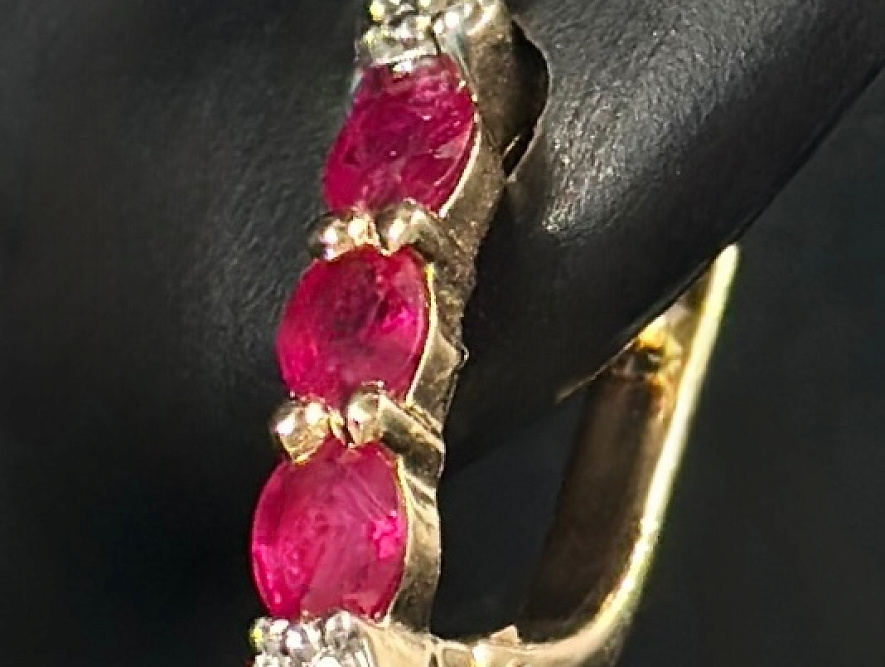 На фото Золотые серьги  №серьги из красного золота с бриллиантом и рубином вес 2.86 г:     .