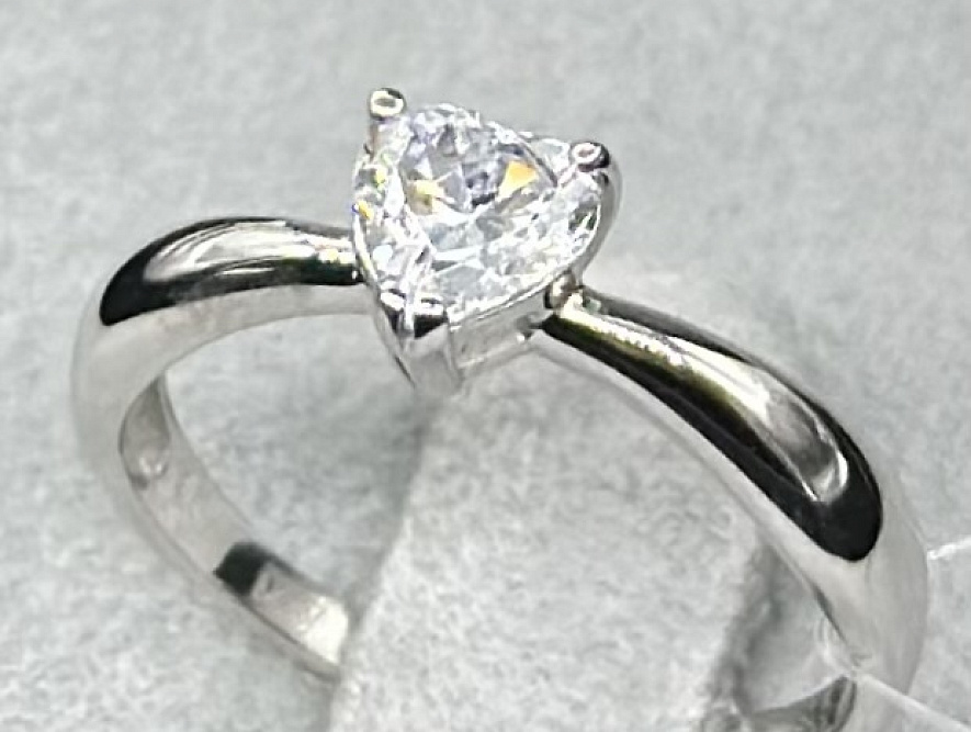 На фото Золотые кольца в Казахстане №кольцо из белого золота с фианитом 16 вес 1.47 г:     .