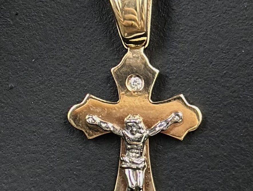 На фото Золотые кресты в Казахстане №крестик из белого золота с бриллиантом вес 1.77 г:     .