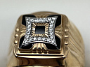 На фото Золотые печатки в Казахстане №печатка из красного золота с фианитом и ониксом 21 вес 6.35 г:     .