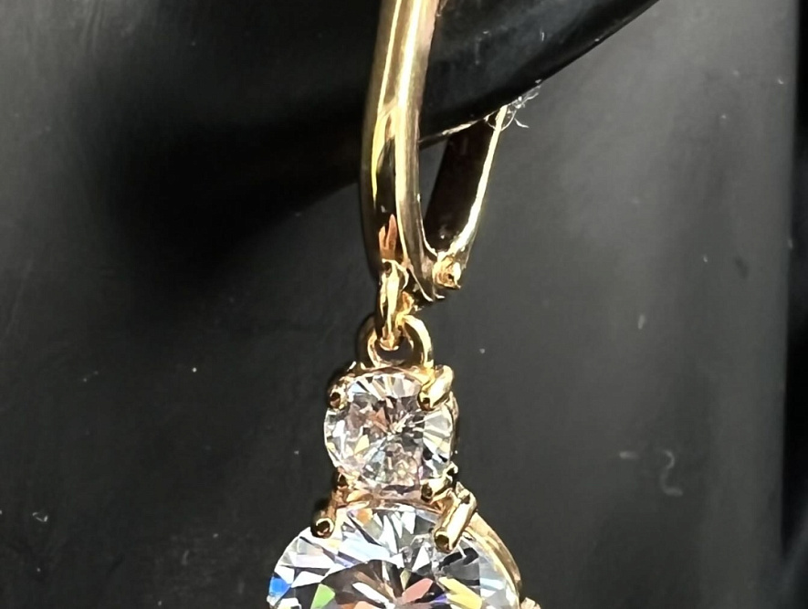 На фото Золотые серьги с янтарем в Казахстане №серьги из красного золота с фианитом вес 3.85 г:     .