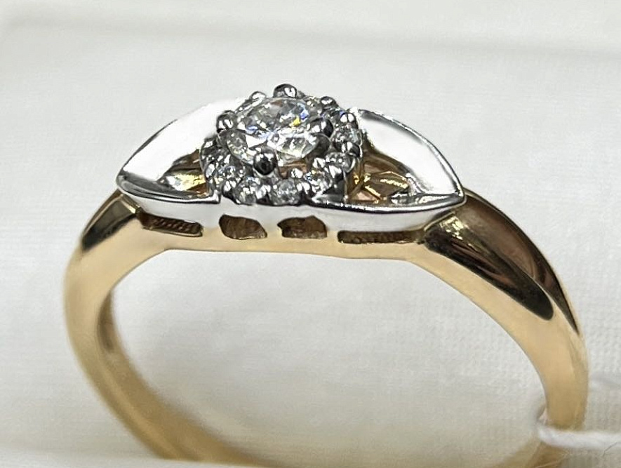 На фото Золотые кольца в Казахстане №кольцо из белого золота с бриллиантом 16 вес 2.13 г:     .