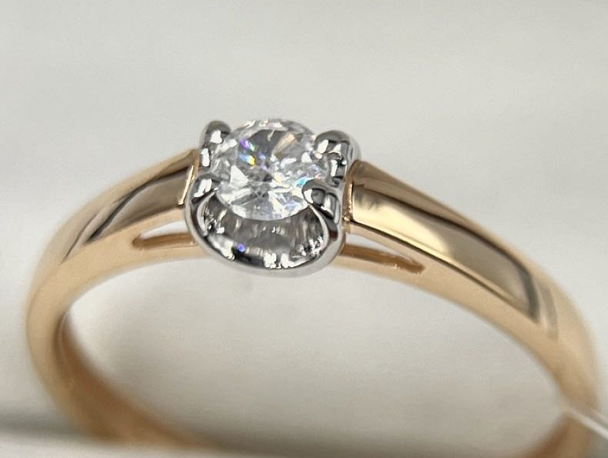 На фото Золотые кольца в Казахстане №кольцо из белого золота с фианитом 16.5 вес 1.49 г:     .