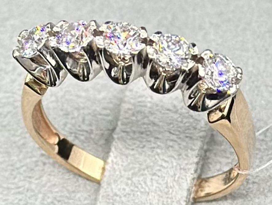 На фото Золотые кольца в Казахстане №кольцо из красного золота с фианитом 17.5 вес 2.94 г:     .