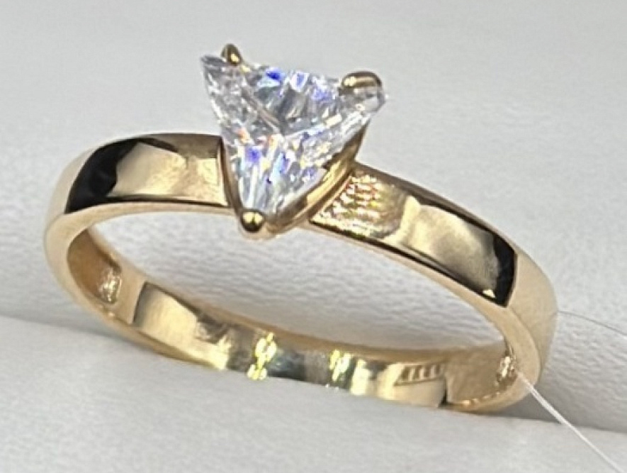 На фото Золотые кольца в Казахстане №кольцо из красного золота с фианитом 16.5 вес 1.53 г:     .