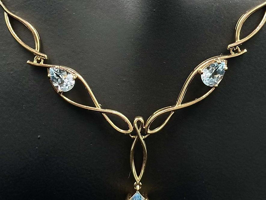 На фото Золотые колье в Казахстане №колье из красного золота с топазом вес 17.67 г:     .