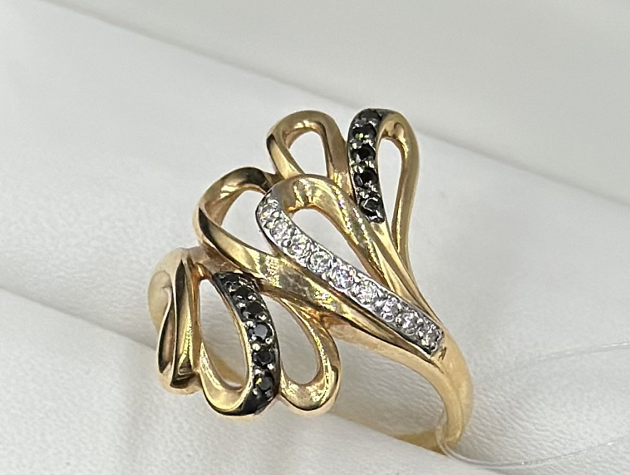 На фото Золотые кольца в Казахстане №кольцо из красного золота с фианитом 17 вес 3.94 г:     .