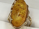 На фото Золотые кольца в Казахстане №кольцо из красного золота с янтарем 17.5 вес 5.88 г:     .