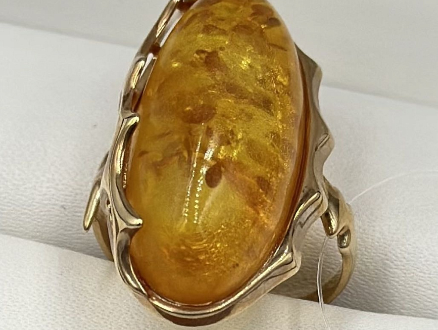 На фото Золотые кольца в Казахстане №кольцо из красного золота с янтарем 17.5 вес 5.88 г:     .