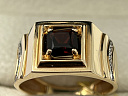 На фото Золотые печатки в Казахстане №печатка из красного золота с фианитом и гранатом 19.5 вес 6.17 г:     .
