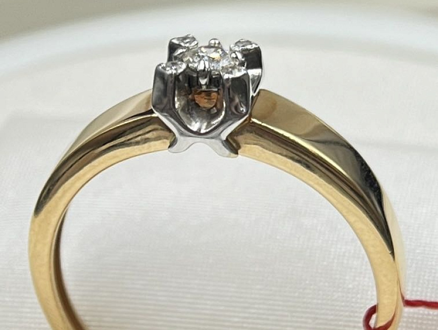 На фото Золотые кольца в Казахстане №кольцо из белого золота с бриллиантом 18 вес 2.65 г:     .