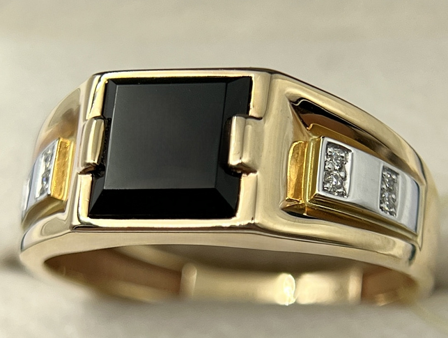 На фото Золотые печатки в Казахстане №печатка из белого золота с бриллиантом и ониксом 21 вес 6.01 г:     .