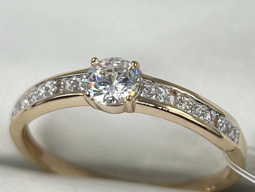 На фото Золотые кольца в Казахстане №кольцо из красного золота с фианитом 16.5 вес 1.17 г:     .