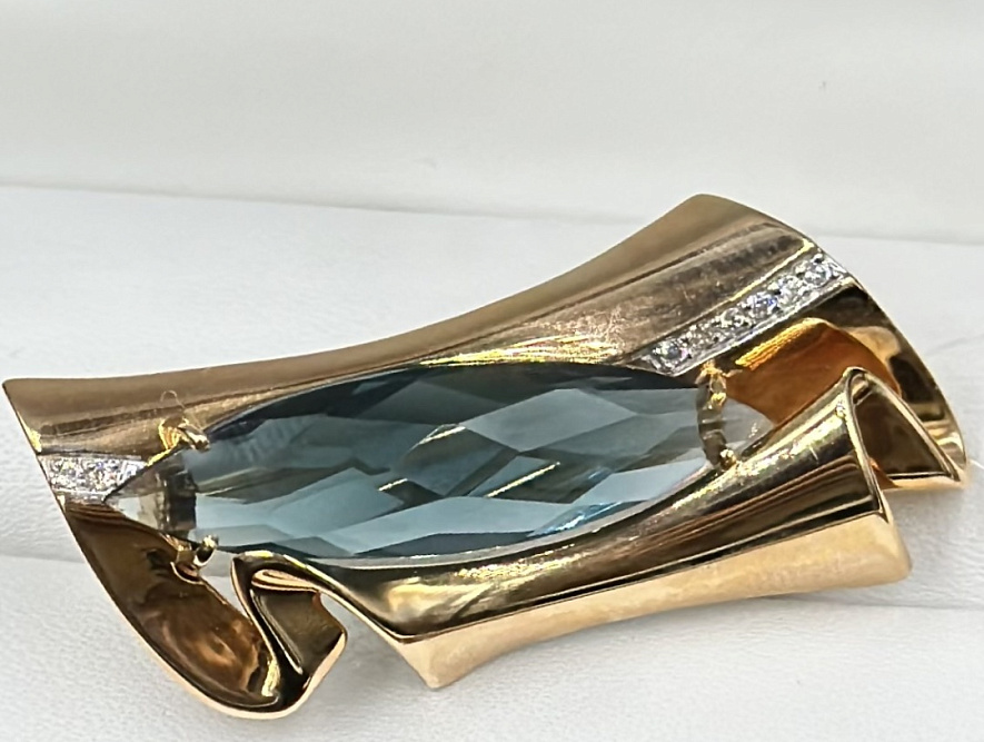 На фото Золотые броши в Казахстане №брошь из красного золота с фианитом и ситаллом вес 7.53 г:     .