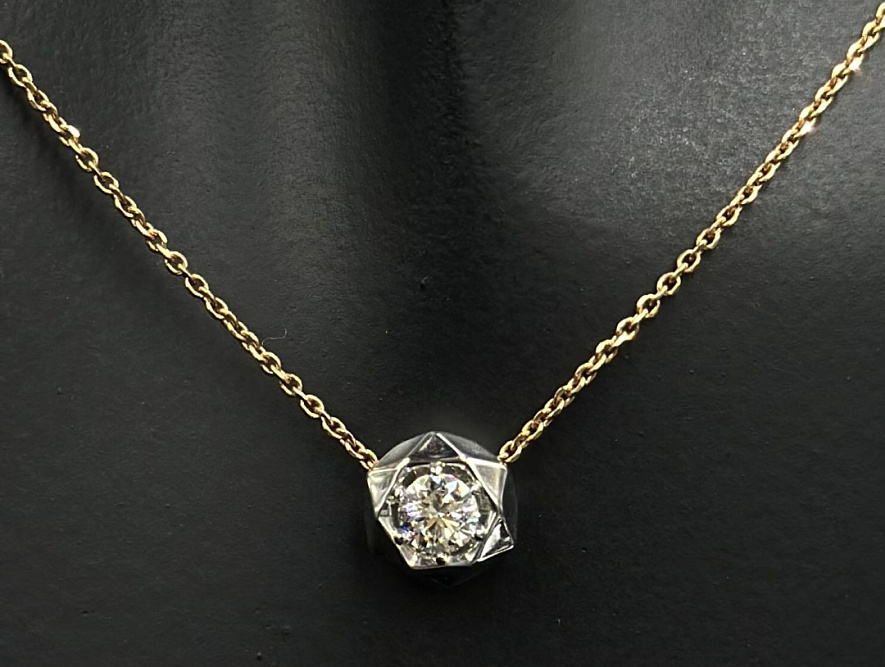 На фото Золотые колье в Казахстане №колье из белого золота с бриллиантом вес 2.68 г:     .