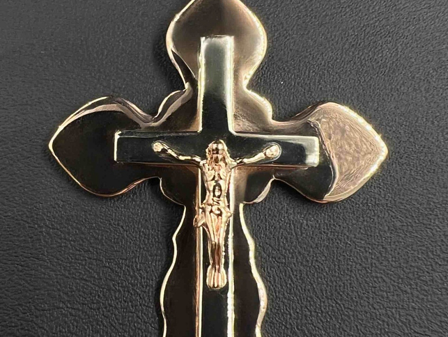 На фото Золотые кресты в Казахстане №крестик из красного золота без вставки вес 5.21 г:     .