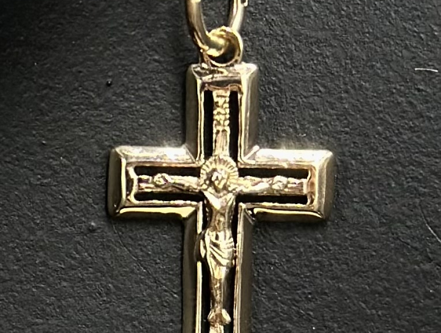 На фото Золотые кресты в Казахстане №крестик из красного золота без вставки вес 0.82 г:     .
