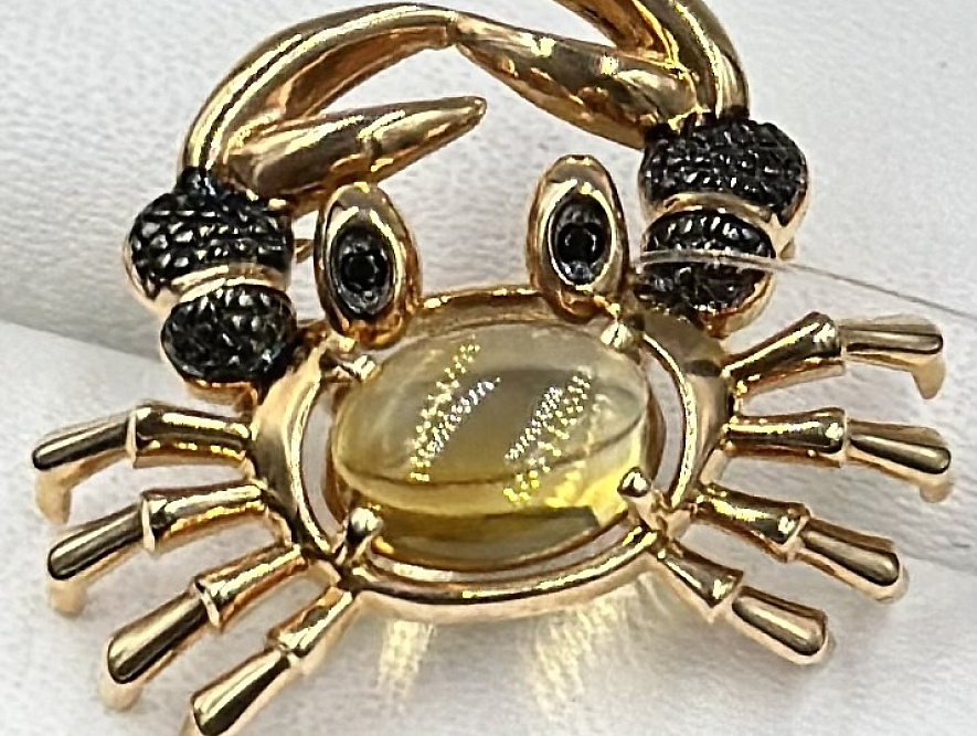 На фото Золотые броши в Казахстане №брошь из красного золота с фианитом и цитрином вес 3.16 г:     .